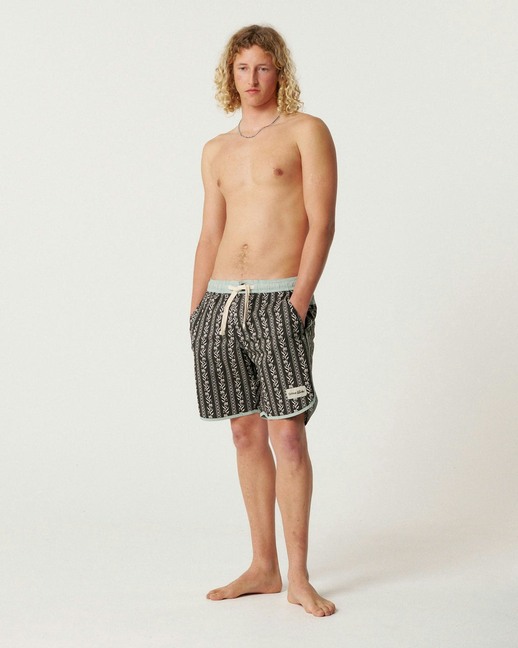 Holiday 17" Scallop Trunk - Phantom