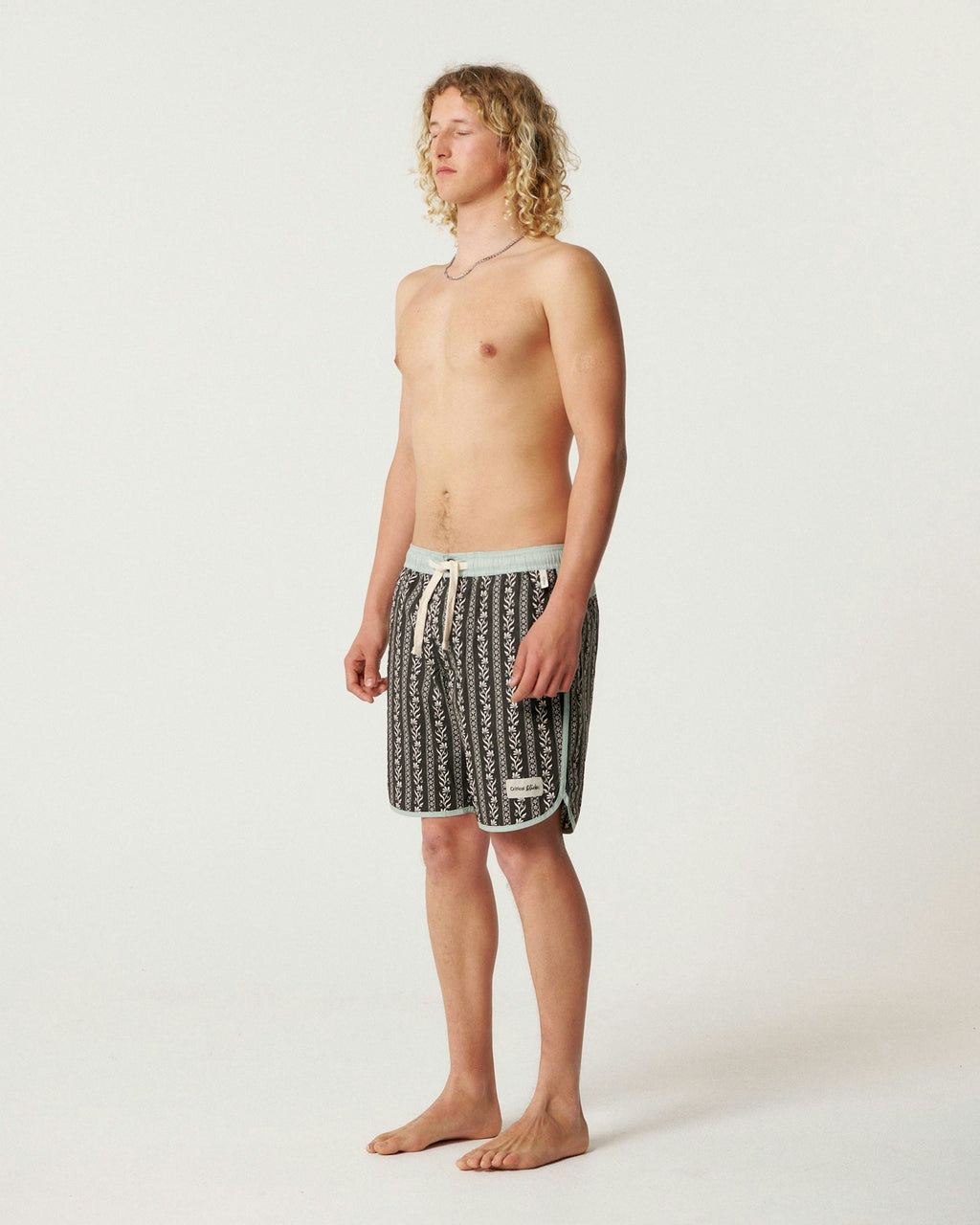 Holiday 17" Scallop Trunk - Phantom